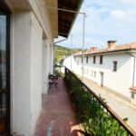 camera viola balcone